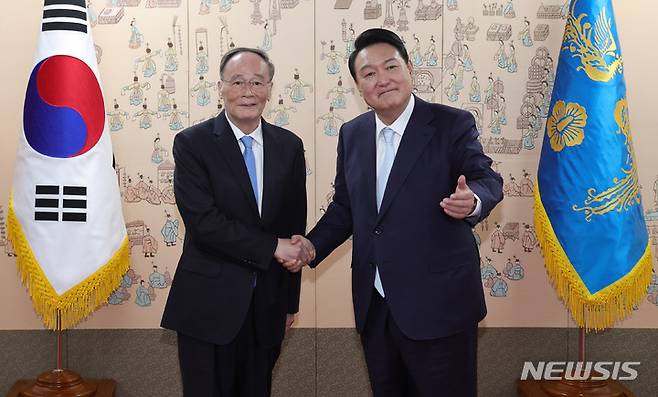 [서울=뉴시스] 전신 기자 = 윤석열 대통령이 10일 서울 용산구 대통령 집무실에서 왕치산 중국 국가 부주석과 기념촬영하고 있다. 2022.05.10. photo1006@newsis.com