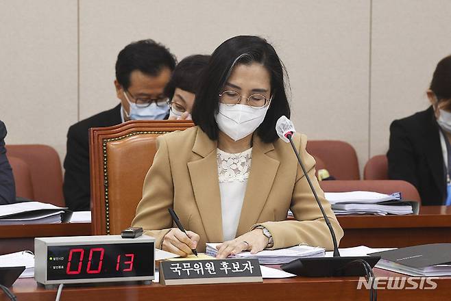 [서울=뉴시스] 최진석 기자 = 김현숙 여성가족부 장관 후보자가 11일 오전 서울 여의도 국회 여성가족위원회에서 열린 인사청문회에서 위원들의 의사진행발언을 들으며 메모를 하고 있다. (공동취재사진) 2022.05.11. photo@newsis.com