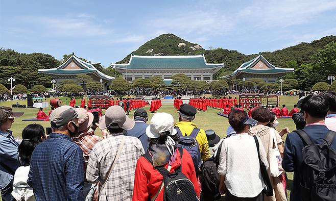 청와대 국민 개방 당일인 지난 10일 서울 종로구 청와대 대정원에서 종묘재례가 열린 가운데 시민들이 관람하고 있다. 연합뉴스