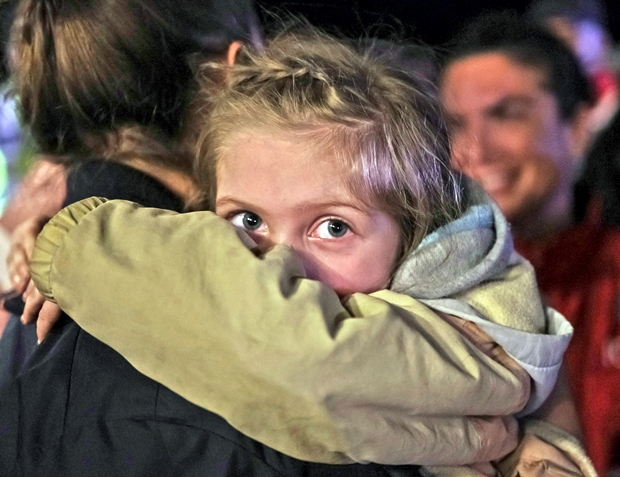 8일(현지시간) 우크라이나 마리우폴 아조우스탈 제철소를 탈출, 안전지대인 자포리자로 피란한 4세 알리사가 겁먹은 눈으로 주위를 살피고 있다./출처=로이터 연합뉴스