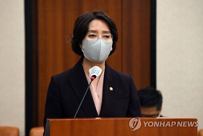 모두발언하는 이영 중소벤처기업부 장관 후보자 (서울=연합뉴스) 하사헌 기자 = 이영 중소벤처기업부 장관 후보자가 11일 서울 여의도 국회에서 열린 인사청문회에서 모두발언을 하고 있다. 2022.5.11 [국회사진기자단] toadboy@yna.co.kr