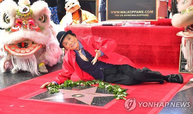 할리우드 명예의 거리에서 포즈를 취하는 제임스 홍 [AFP 연합뉴스, 재판매 및 DB 금지]