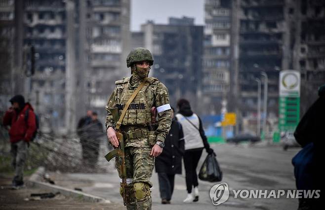 마리우폴 거리 순찰하는 러시아 병사 [AFP=연합뉴스 자료사진] 사진은 지난 4월 12일(현지시간) 우크라이나 남부 항구도시 마리우폴 거리에서 러시아 병사가 순찰을 하고 있는 모습.