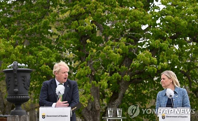 (하르프순드  AFP=연합뉴스) 보리스 존슨 영국 총리(오른쪽)와 마그달레나 안데르손 스웨덴 총리가 11일(현지시간) 스웨덴 하르프순드에서 회동한 뒤 기자회견을 하고 있다. 2022.5.11. photo@yna.co.kr