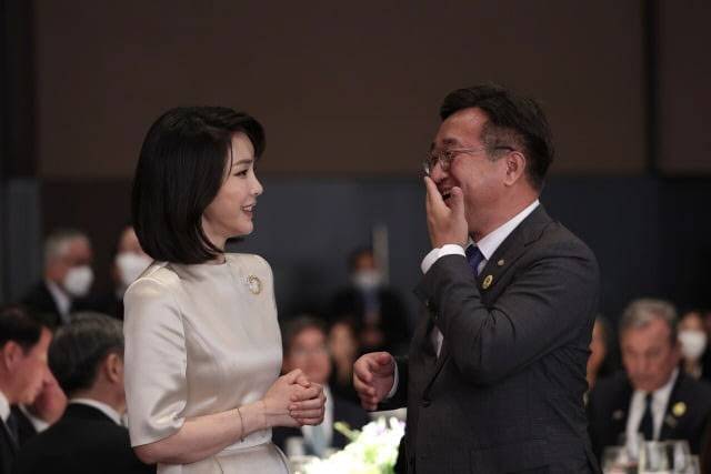 지난 10일 서울 중구 신라호텔 영빈관에서 열린 취임 기념 만찬에서 윤석열 대통령 부인 김건희 여사와 윤호중 더불어민주당 비상대책위원장이 대화하고 있다.(사진=뉴스1)