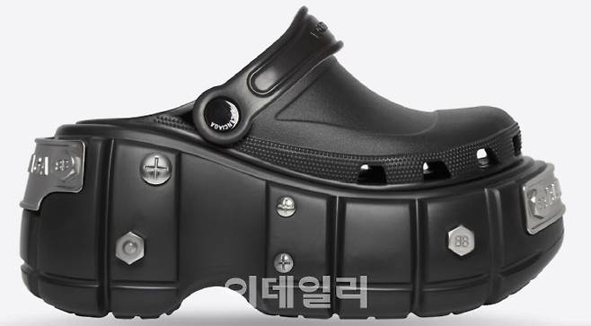 ▲발렌시아가 블랙러버 하드크록스 남성 샌들. 가격은 119만5000원. (사진=발렌시아가 공식 홈페이지)