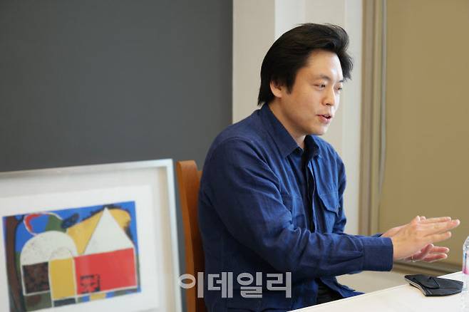 피아니스트 김선욱이 12일 서울 서초구 빈체로 사무실에서 기자들과 인터뷰를 하고 있다. (사진=빈체로)