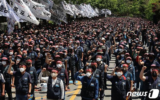 민주노총 전국공공운수노동조합 화물연대본부 조합원들이 7일 서울 영등포구 여의도공원 앞에서 열린 컨테이너·BCT 화물노동자 투쟁 결의대회에서 안전 운임 일몰제 폐지 및 전차종·전품목 확대를 촉구하며 구호를 외치고 있다.  사진은 기사내용과는 관계 없음. 2022.5.7/뉴스1 © News1 조태형 기자