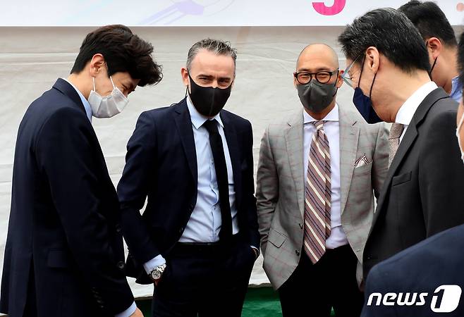 파울루 벤투 국가대표팀 감독이 29일 오후 천안시 입장면 가산리에서 열린 대한민국 축구종합센터 착공식에 참석, 관계자들과 이야기를 나누고 있다. 2022.4.29/뉴스1 © News1 김기남 기자