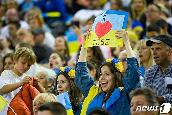 우크라이나와 묀헨글라트바흐 경기장을 찾은 우크라이나 관중. © AFP=뉴스1