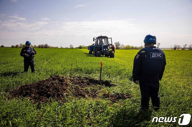 지난 5일 우크라이나 국가비상청 지뢰제거팀이 자포리자주 한 마을에 남은 불발탄 미사일을 파괴하려고 준비하는 모습. 우크라이나 농부들이 불발탄 미사일과 지뢰 등으로 부상을 입거나 목숨을 잃고 있다고 한다. 2022. 5. 5. © AFP=뉴스1 © News1 최서윤 기자