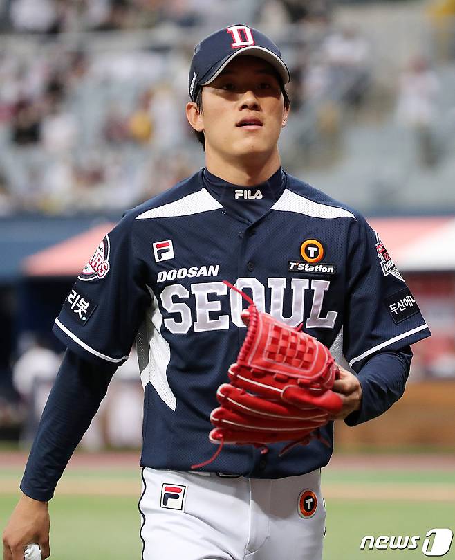 12일 서울 구로구 고척스카이돔에서 열린 프로야구 '2022 신한은행 SOL KBO리그' 두산 베어스와 키움 히어로즈의 경기, 두산 선발 박신지가 2회말 이닝을 실점 없이 마친 후 더그아웃으로 향하고 있다. 2022.5.12/뉴스1 © News1 김진환 기자