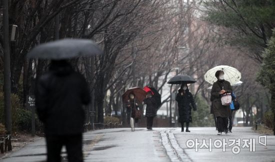 전국이 흐리고 비가 내린 14일 서울 마포구 경의선숲길에서 시민들이 우산을 쓴 채 발걸음을 옮기고 있다./김현민 기자 kimhyun81@