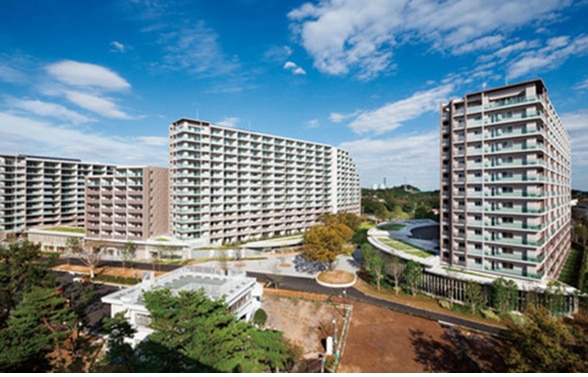 일본의 도쿄 다마신도시에서  재건축으로  지어진 새 아파트. 일본의 신도시에서는  노후아파트 재건축이 활발하게 이뤄지고 있다.