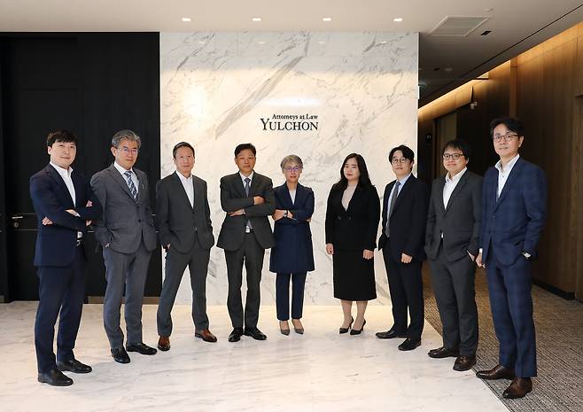 법무법인 율촌의 의료제약팀. 왼쪽부터 김태경 전문위원, 김성진 고문, 유명종 수석전문위원, 김성호 고문, 류양지 고문, 허나은 변호사, 김정대 전문위원, 강효관 전문위원, 정성무 변호사. /율촌 제공