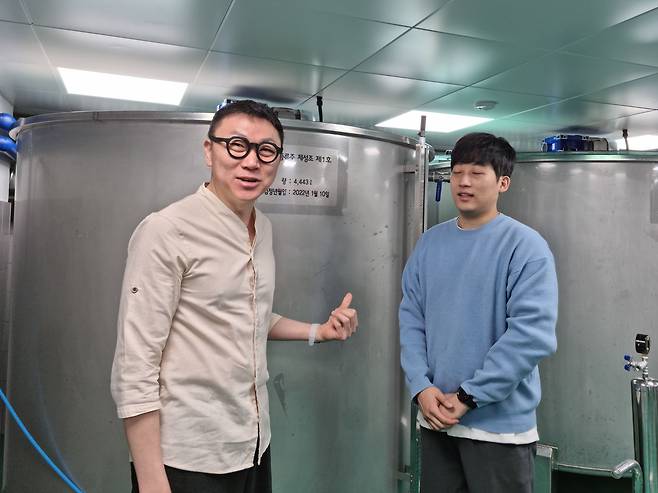 서울 성수동에 있는 홀리워터컴퍼니 김태경 대표(사진 왼쪽)가 양조장 발효탱크를 둘러보고 있다. /박순욱 기자