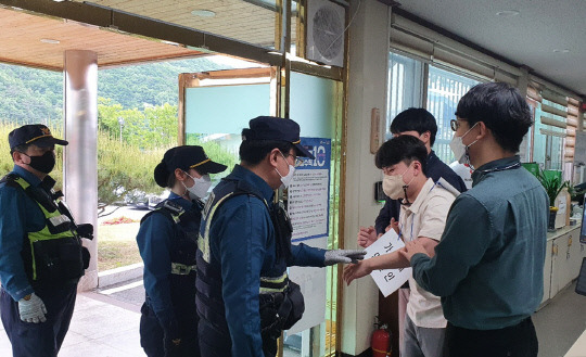 공주시 우성면(면장 정연광)은 행정복지센터에서 폭언 등 특이민원 발생에 따른 담당 공무원 보호 및 2차 민원인 피해 예방을 위한 모의훈련을 공주경찰서와 합동으로 실시했다. 사진=우성면 제공