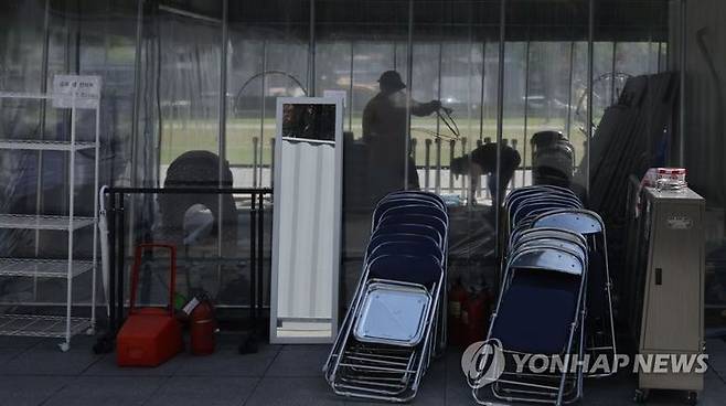 9일 서울 서대문구 독립문광장 선별검사소에서 관계자들이 시설물을 철거하고 있다. ⓒ연합뉴스