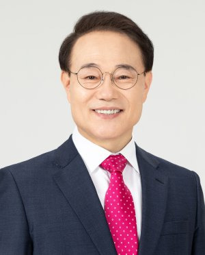 인천 계양구을 국회의원 보궐선거에 출사표를 던진 윤형선 전 인천시의사협회장.
