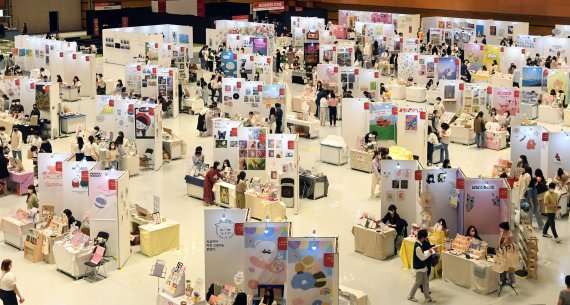 12일 서울 강남구 코엑스에서 열린 2022 일러스트코리아를 찾은 관람객들이 다양한 캐릭터 상품을 살펴보고 있다.