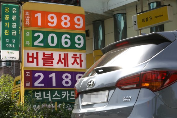 14년 만에 전국 판매 경유 가격이 휘발유 가격을 추월했다. 12일 오전 서울 시내 한 주유소에 경유 가격이 휘발유 가격보다 높게 표시되어 있다. 뉴시스
