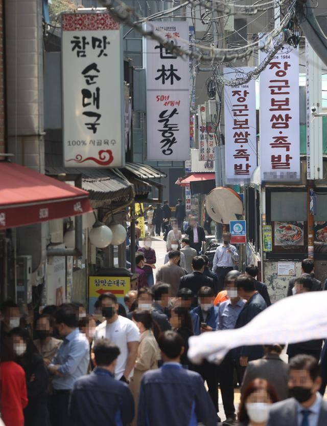 지난달 18일 점심시간에 서울시청 인근 거리가 직장인들로 붐비고 있다. 연합뉴스