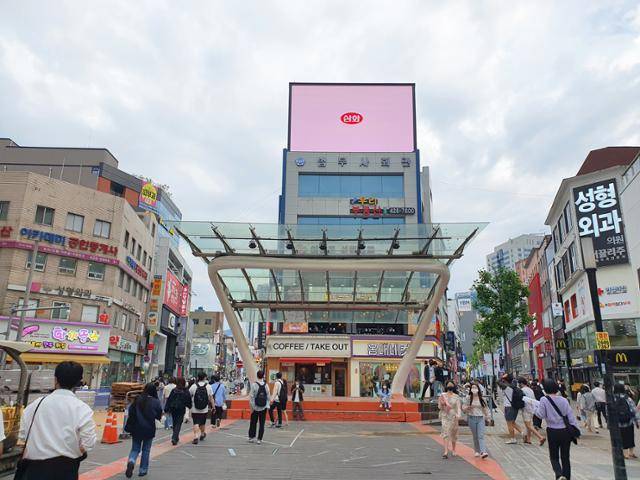 시민들이 대구 중구 동성로 야외무대 앞을 지나다니고 있다. 류수현 기자