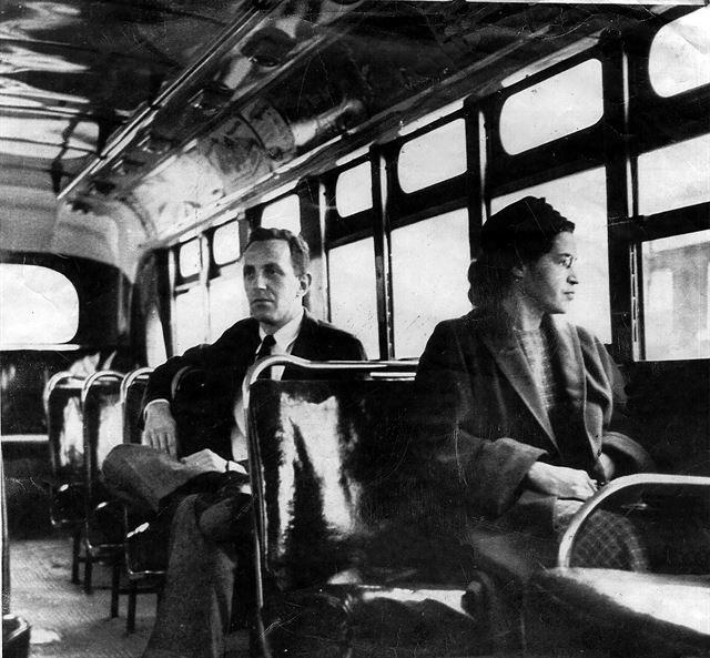 로자 파크스가 백인 남성에게 자리 양보를 거부해 연행된 것은 1955년의 일이지만, 버스에 앉아 있는 모습으로 대중에게 알려진 사진은 '버스 보이콧' 사건을 알리기 위해 1년 후인 1956년에 연출한 사진이다. 파크스 뒤에는 기자가 동행했다. 앨라바마= AP 연합뉴스