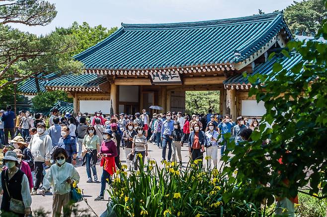 10일 오후 서울 종로구 청와대 개방 행사에 참가한 시민들이 청와대 관저를 둘러보고 있다. 김상선 기자