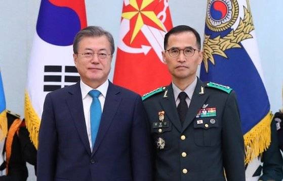 2019년 4월 당시 문재인 대통령이 남영신 지상작전사령관의 진급 및 보직신고를 받았다. 남 사령관은 학군 출신으론 최초로 육군참모총장에 오를 정도로 문 정부 5년간 승승장구해 논란이 됐다. [연합뉴스]