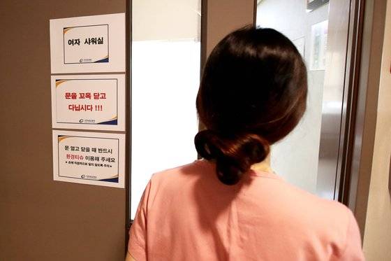 지난 1월 4일 오전 한 코로나 병동에서 일하는 간호사의 모습. 장진영 기자