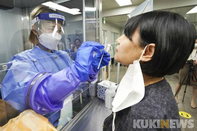 9일 오전 서울 서초구 삼광의료재단에 마련된 해외 입·출국 코로나19 전용 검사센터에서 한국여행업협회관계자가 PCR검사를 받고 있다.   사진=임형택 기자