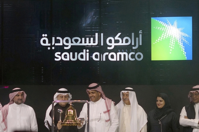 사우디아라비아 국영석유기업 아람코 관계자들이 2019년 12월 11일(현지시간) 수도 리야드에서 열린 주식공개(IPO) 행사에서 종을 치고 있다. AP뉴시스