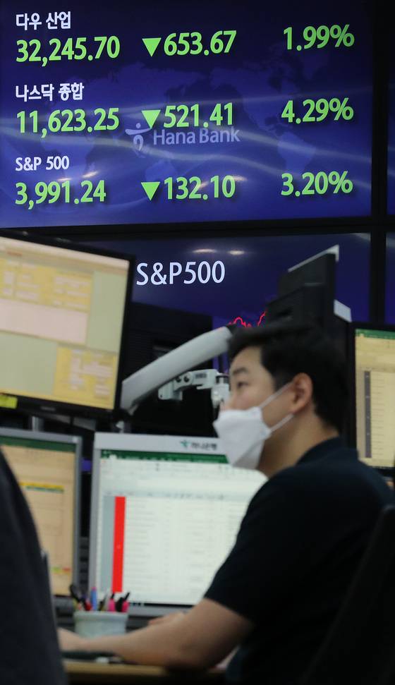 지난 10일 오전 서울 중구 하나은행 딜링룸 전광판에 폭락한 미국 뉴욕증시가 표시돼 있다/사진=뉴스1