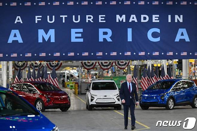 조 바이든 미국 대통령이 지난해 11월17일(현지시간)에 미시간주 디트로이트의 GM 전기차 팩토리 제로를 방문했다. /AFP=뉴스1