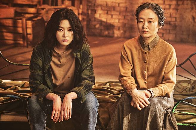 한채아와 이봉련(좌로부터). 국립정동극장 제공
