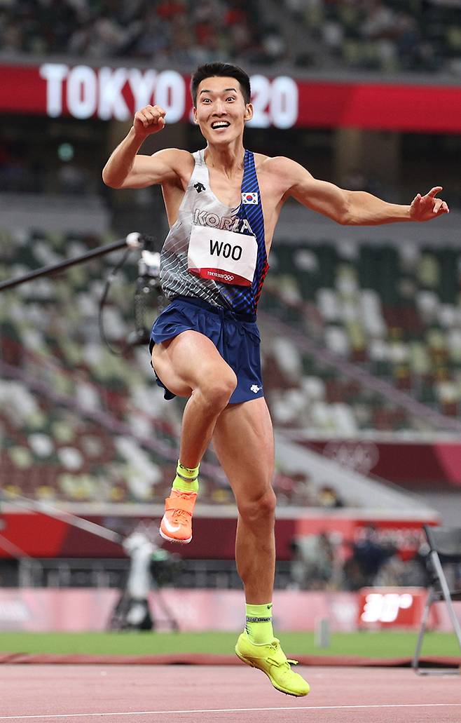 한국 남자 높이뛰기의 간판 우상혁이 한국 선수 최초로 세계육상연맹(IAAF) 다이아몬드리그에 초청 선수 자격으로 출전해 우승을 노린다. 사진은 우상혁이 지난해 도쿄올림픽에서 2m35를 넘은 뒤 환호하는 모습. 뉴시스