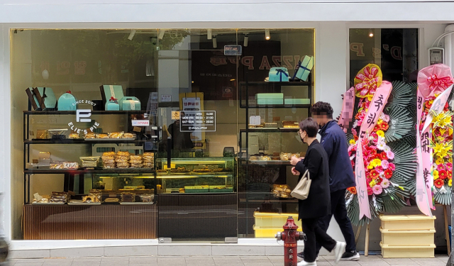 서울 종로구 한 상점 앞에 개업 축하 화환이 놓여 있다. 코로나 장기화로 지역 소상공인들의 대출 보증액이 지난해 사상 최대 수준으로 급증한 것으로 나타났다. 연합뉴스
