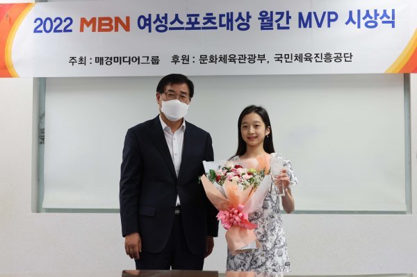 신지아(오른쪽)가 MBN 여성스포츠대상 4월 MVP를 수상했다. 사진은 류호길 MBN 대표이사와 신지아. 사진제공 | MBN