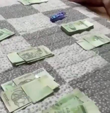 도박 현장의 모습   (수원=연합뉴스) 경기남부경찰청 강력범죄수사대는 도박장 개설 혐의로 베트남인 A씨 등 5명을 구속해 검찰에 송치했다고 11일 밝혔다. 도박 현장에 현금이 쌓여 있는 모습. [경기남부경찰청 제공. 재판매 및 DB 금지]