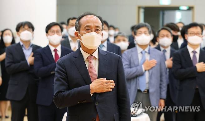 국기에 경례하는 추경호 부총리 (세종=연합뉴스) 김주형 기자 = 추경호 경제부총리 겸 기획재정부 장관이 11일 오후 세종시 정부세종청사에서 열린 취임식에서 국기에 경례하고 있다. 2022.5.11 kjhpress@yna.co.kr