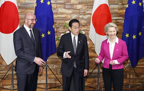 정상회담에 앞서 사진 촬영하는 유럽연합(EU)과 일본 정상들 (도쿄 교도=연합뉴스) 유럽연합(EU)과 일본 정상이 12일 도쿄에서 열린 정상회담에 앞서 기념사진을 촬영하고 있다. 사진 왼쪽부터 샤를 미셸 EU 정상회의 상임의장, 기시다 후미오 일본 총리, 우르줄라 폰데어라이엔 EU 집행위원장.