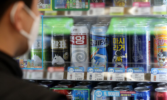 서울 시내 한 CU 편의점에 대표적 편의점 효자 상품인 수제맥주가 진열돼 있다.(사진=뉴시스)