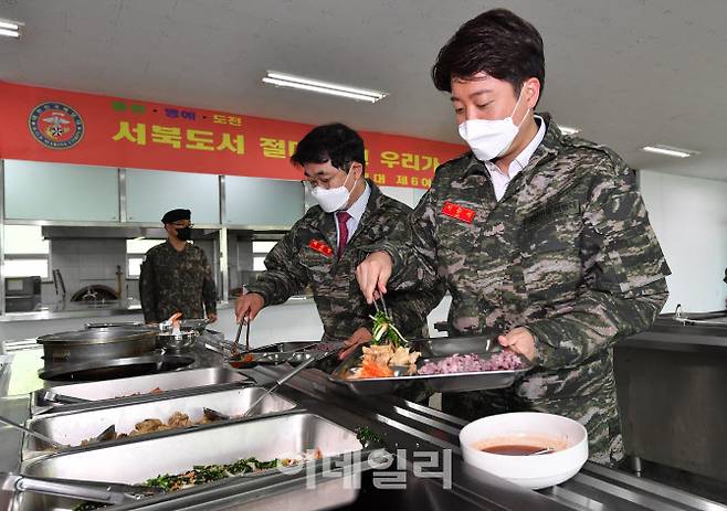 [국회사진취재단] 이준석 국민의힘 대표가 11일 인천 옹진군 백령도 해병대 제6여단을 방문해 배식을 하고 있다.