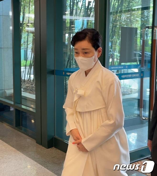 아워홈 장녀 구미현씨가 13일 오전 빈소로 들어가고 있다. © 뉴스1 신민경 기자