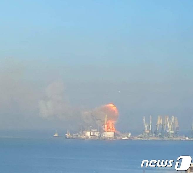 24일 (현지시간) 우크라이나 항구 도시 베르디얀스크에서 러시아 흑해 함대의 상륙함서 화염이 치솟고 있다. (본문과 관련없음) © 로이터=뉴스1 © News1 우동명 기자