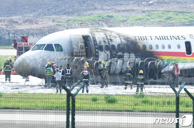 2022년 5월 12일 중국 충칭의 충칭 장베이 국제공항에서 티베트 항공의 에어버스 A319 여객기가 이륙이 중단된 후 화재가 발생했다. © 로이터=뉴스1 © News1 이승아 기자
