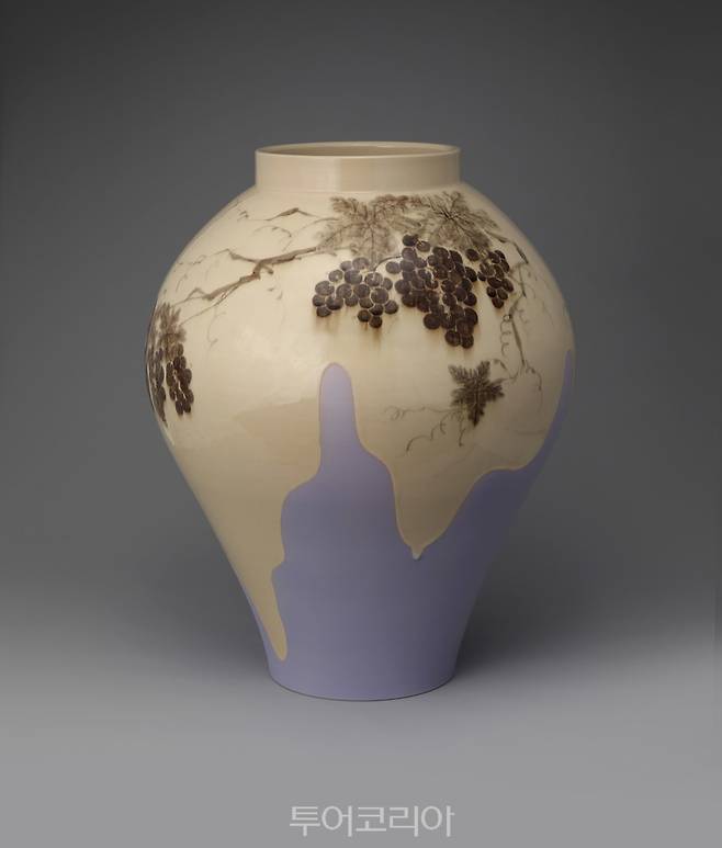 유의정 작품 '신백자포도문대호(新白磁葡文大壺)'