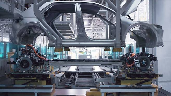 전기차 '아이오닉 5'를 생산하고 있는 현대차 스마트 공장./현대차 제공