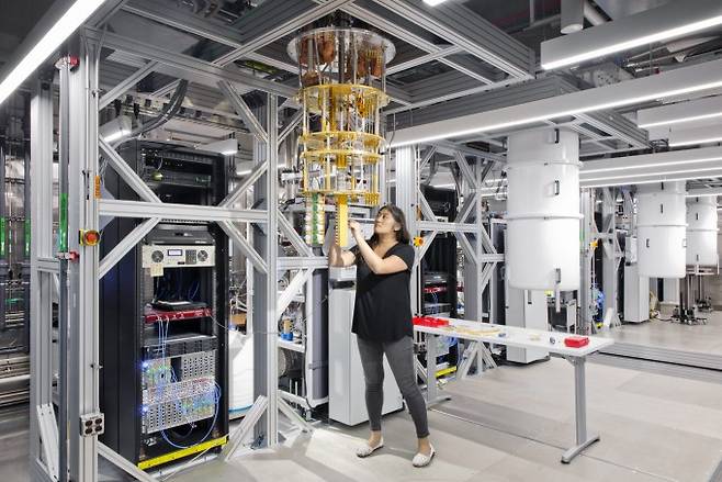 IBM이 2025년 4000개 이상의 큐비트를 가진 양자 프로세서를 개발하겠다고 밝혔다. IBM 제공